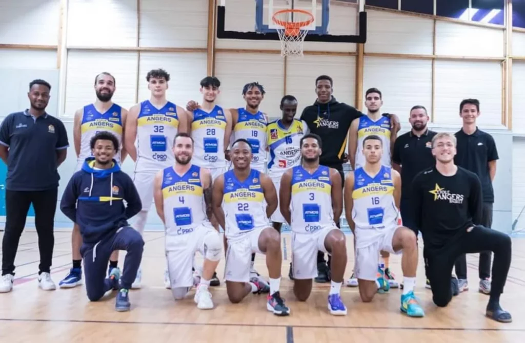 Collective shot of Etoile Angers Basket basketball team.