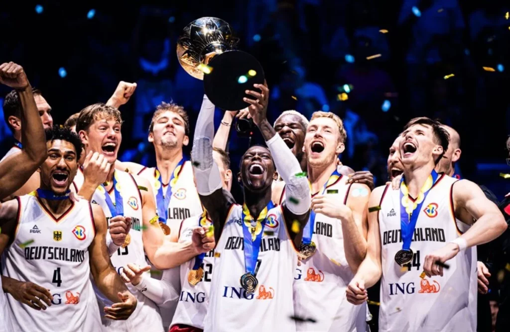Golden moment: German basketball stars with the World Cup.