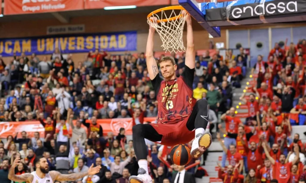 Dynamic slam dunk action by Murcia basketball athlete.