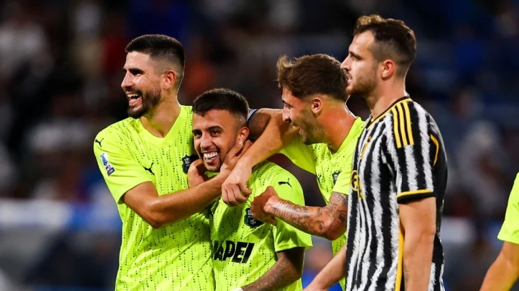 Sassuolo players celebrating a freshly scored goal.