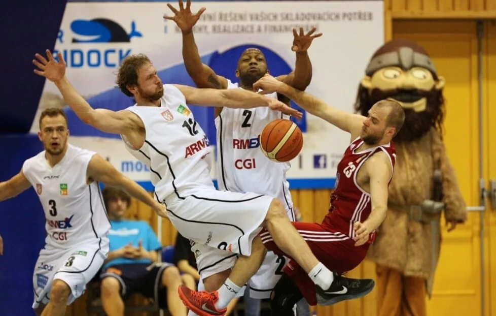 Unexpected funny incident involving Turi Svitavy basketball team members.