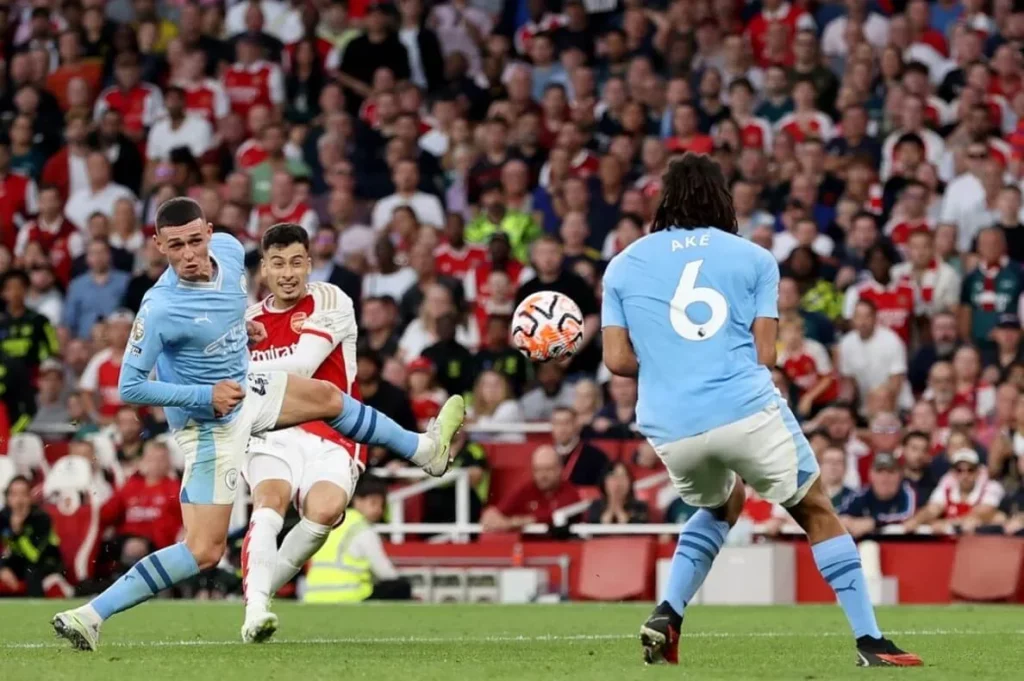 Arsenal and City players battling during the match's critical juncture.
