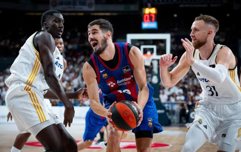 Offensive charge by a Barcelona basketball player during match play.