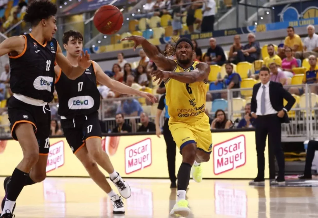 Gran Canaria player making a pass during the game.