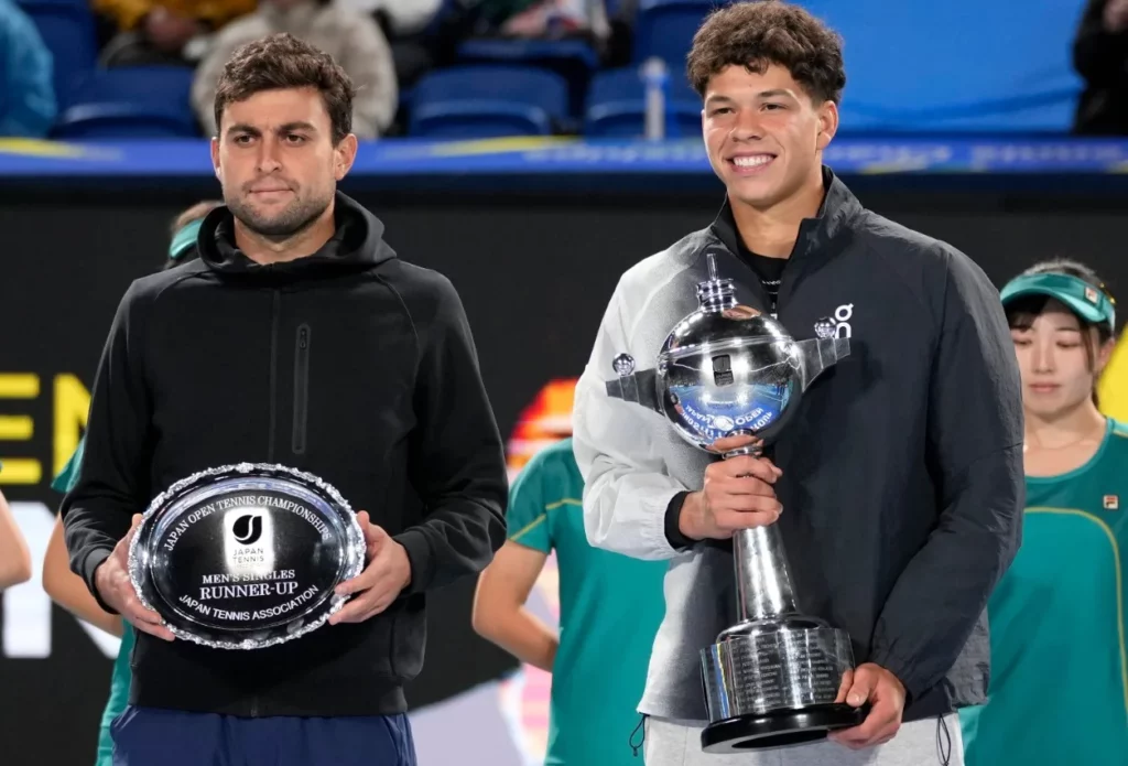 Karatsev and Shelton holding ATP Tokyo tournament trophies.