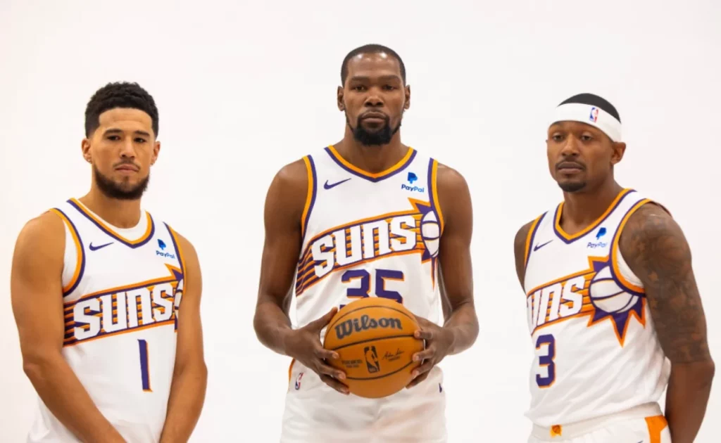 Celebrated Phoenix Suns players ready for the game.