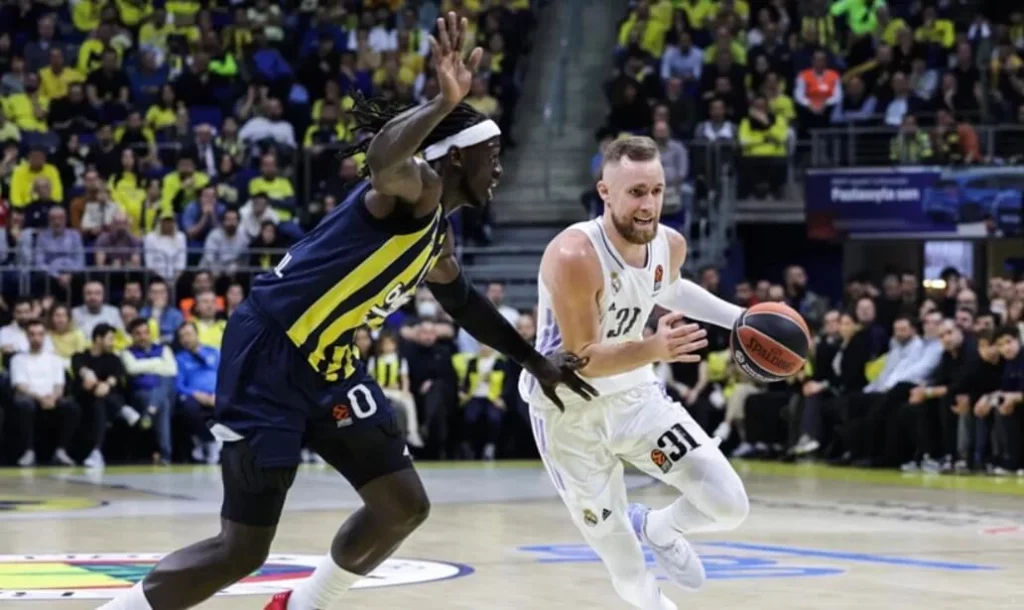 Intense basketball action between Fenerbahce and Real Madrid players.