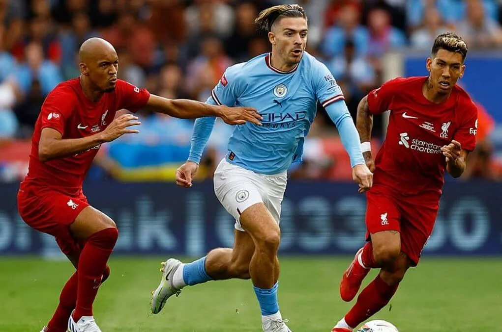 Dynamic play moment captured between Manchester City and Liverpool in a high-stakes match.