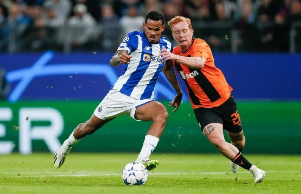 Dynamic play on the field during the Porto vs Shakhtar Donetsk game.