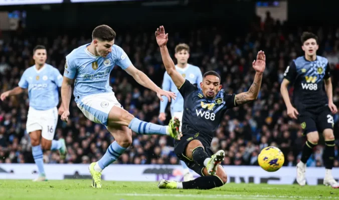 Manchester City maintains pressure on the frontrunners as Julián Álvarez scores against Burnley