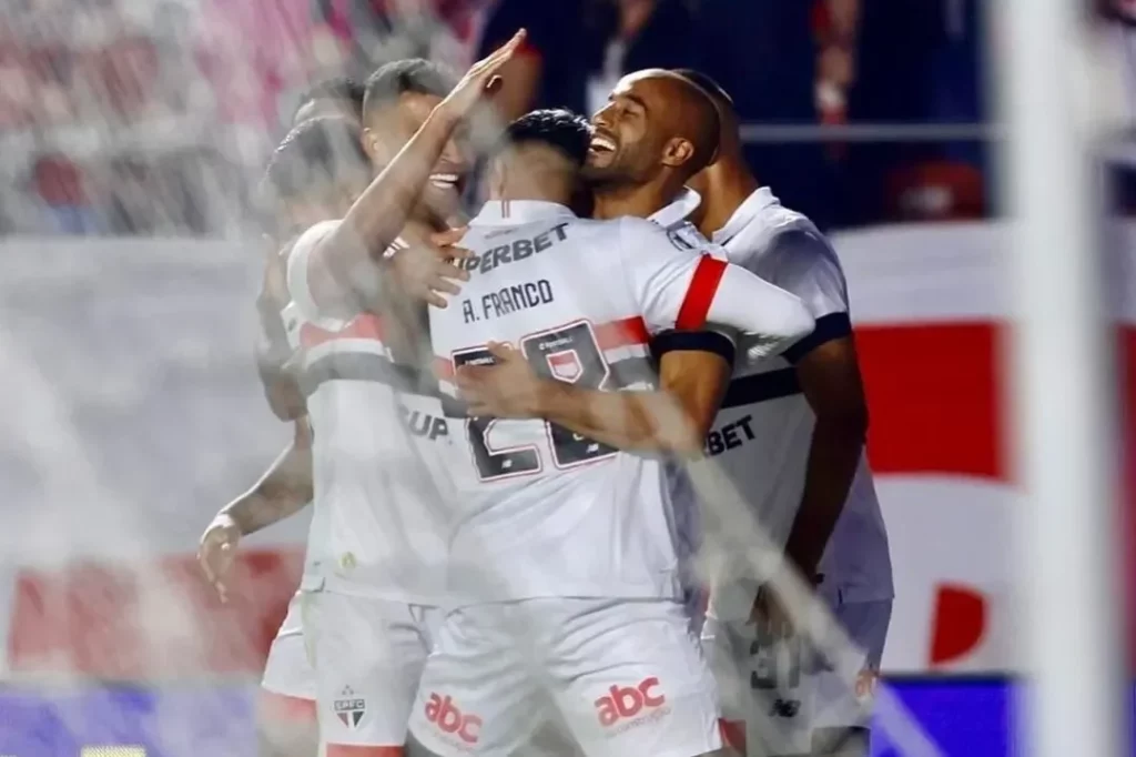 Invencibilidade e Ascensão no Brasileirão: São Paulo Supera Cruzeiro e Entra no G4