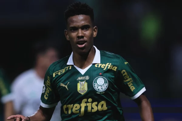 Palmeiras garante vitória com gol de Estêvão em meio à volta de Dudu