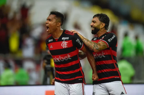 Flamengo vence Corinthians na estreia de Filipe Luís