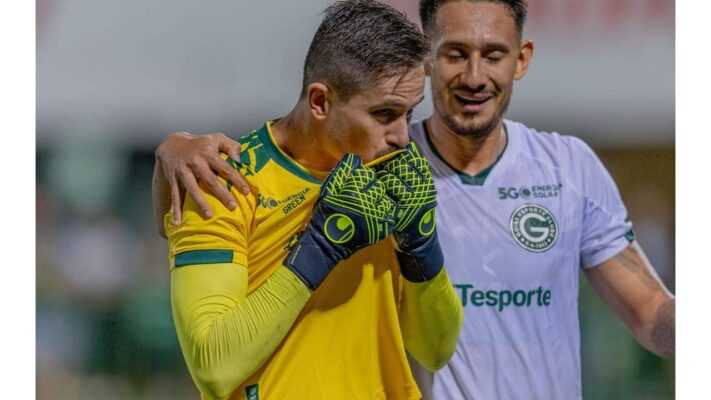 Goiás goleia Chapecoense por 4 a 0 na Série B