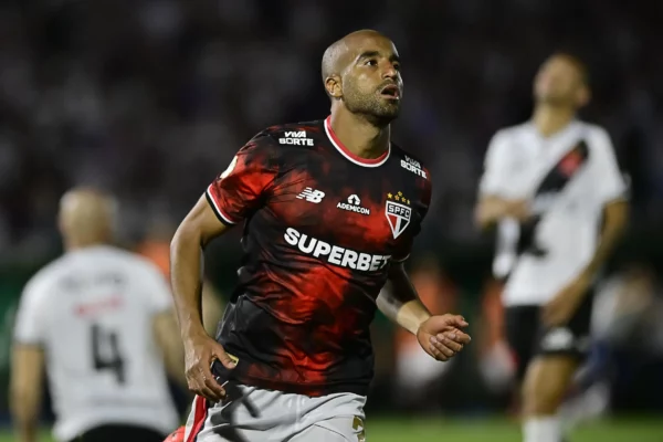 São Paulo vence Vasco por 3 a 0 com show de Lucas e Luciano