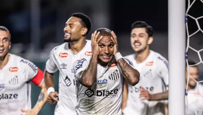 Santos vence Coritiba e garante retorno à Série A