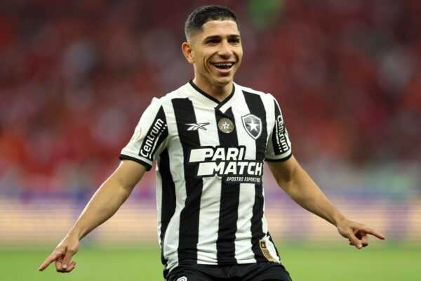 Botafogo vence Inter, mas título fica para última rodada