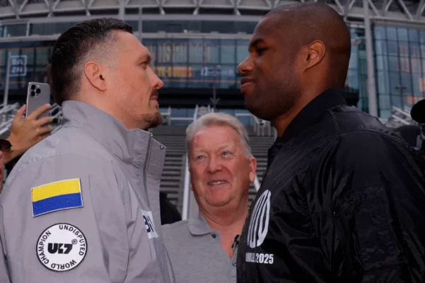 Усик удивил на дуэли взглядов перевернутым флагом Украины