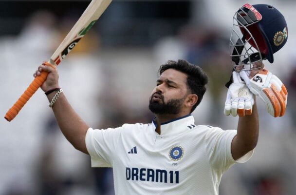 दर्द में होते हुए भी ऋषभ पंत ने तोड़ दिया महान धोनी का वर्ल्ड रिकॉर्ड