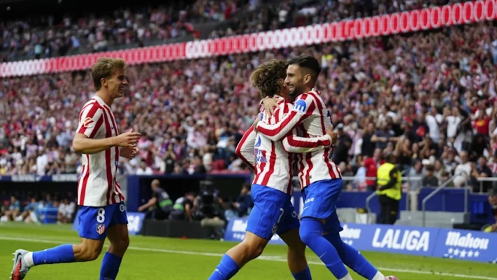 El Sevilla asesta el golpe final con su primer tiro a puerta en Vallecas