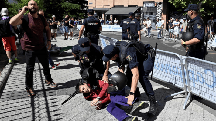 Manifestantes liberados tras intentar bloquear LaVuelta en Valladolid