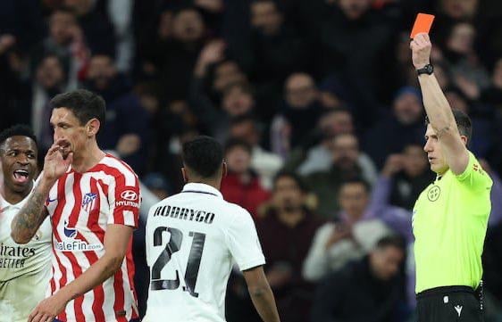 Enfado rojiblanco por el criterio de Soto Grado en Balaídos