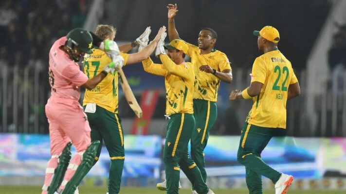 ১০ মাস পর ফিরেই ‘ডাক’: আফ্রিদির সমান বিব্রতকর রেকর্ডে বাবর