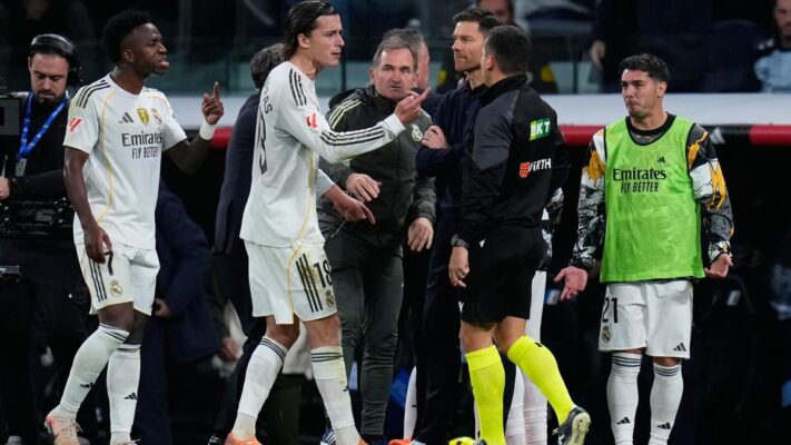 Xabi Alonso es un frontón bajo el temporal: «El equipo está unido, vamos todos de la mano»