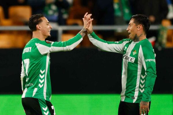 Antony brilla y guía al Betis al top 8 directo en la Europa League