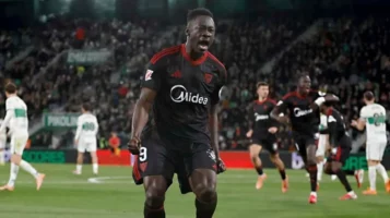 Adams llega del cielo africano y salva al Sevilla con doblete heroico