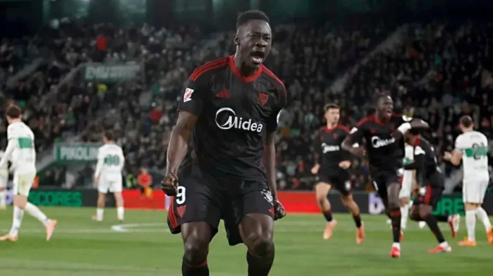 Adams llega del cielo africano y salva al Sevilla con doblete heroico