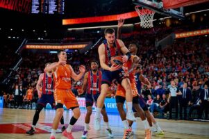 Baskonia paga los excesos coperos y sufre paliza ante Valencia