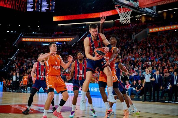 Baskonia paga los excesos coperos y sufre paliza ante Valencia
