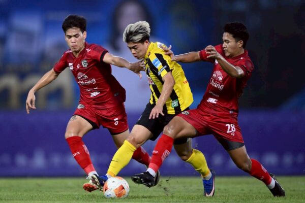 VAR ชี้ขาดตั้งแต่ต้นเกม อยุธยา เหลือ 10 คน บีจี ปทุม ถล่ม 2-0