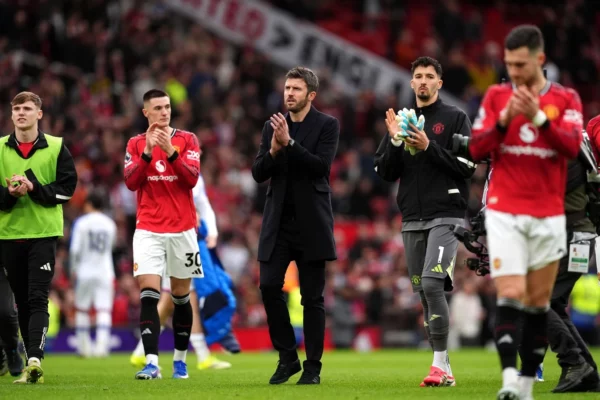 Carrick plays down Arsenal chase and keeps Man United focused on Champions League