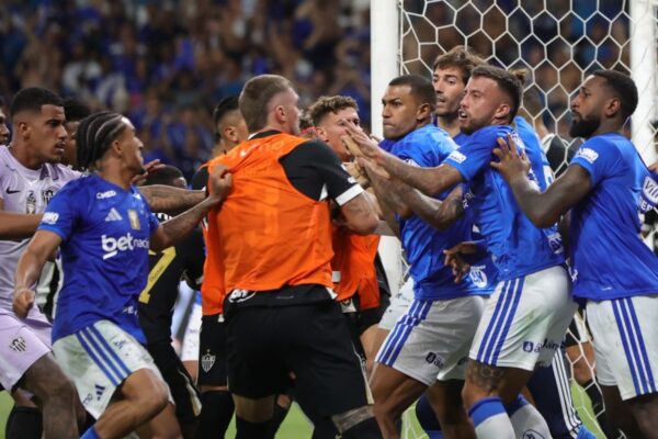 Brutal pelea empaña la final del Mineiro con 23 tarjetas rojas para Cruzeiro y Atlético