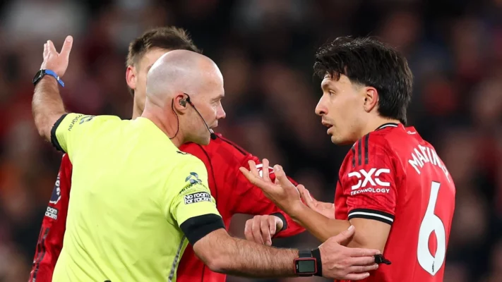ইউনাইটেডের হারের রাতে মার্তিনেজের লাল কার্ড ঘিরে তীব্র বিতর্ক