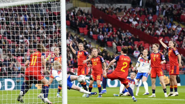 España tropieza en Wembley y se complica el camino al Mundial 2027