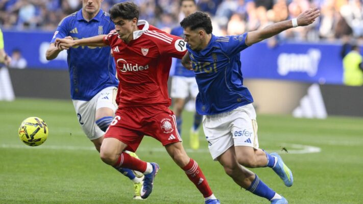 Tensión y protestas contra el Sevilla tras la derrota en Oviedo